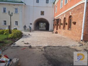 Как защитить тротуарную плитку от сорняков